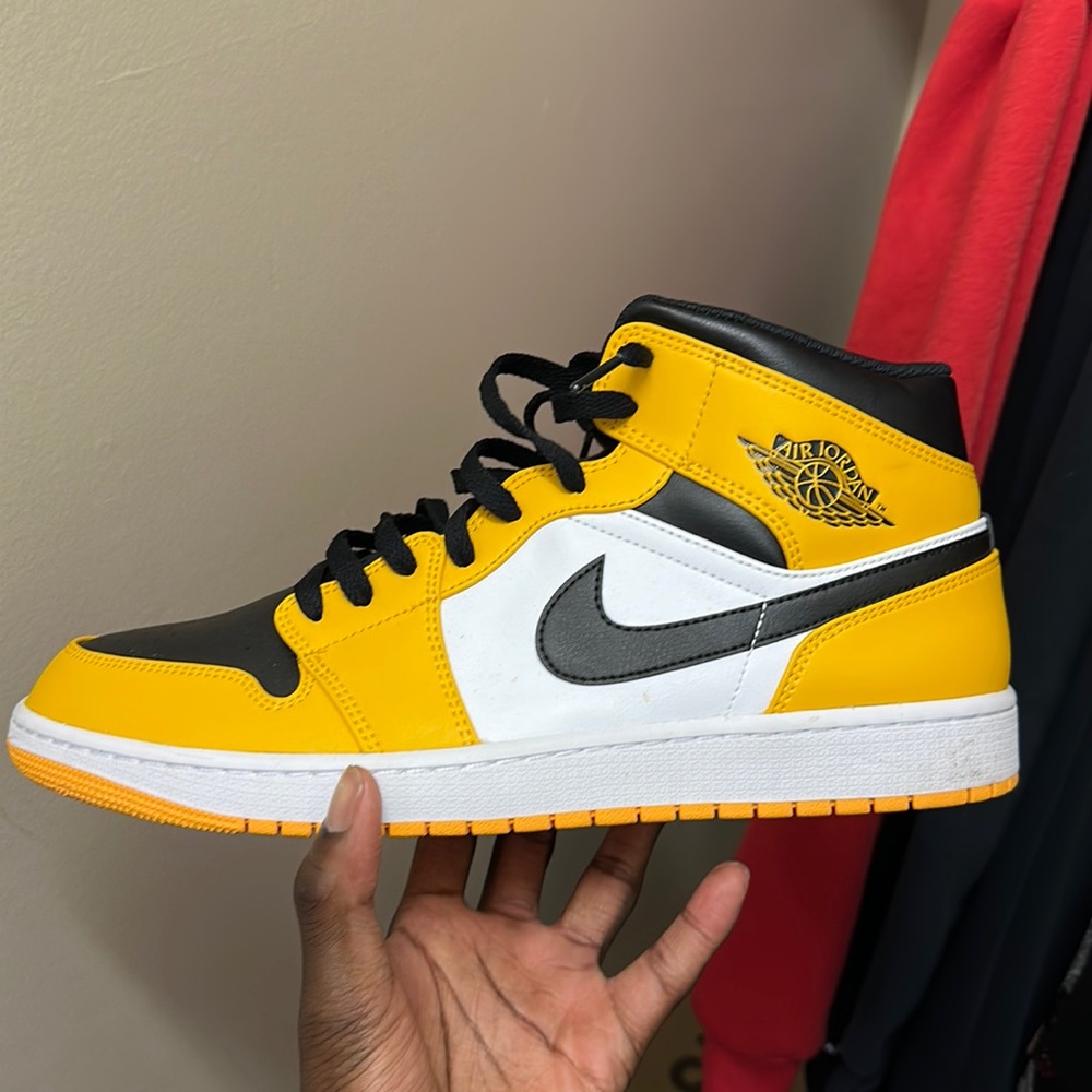 Jordan 1 taxi Mid. Worn once